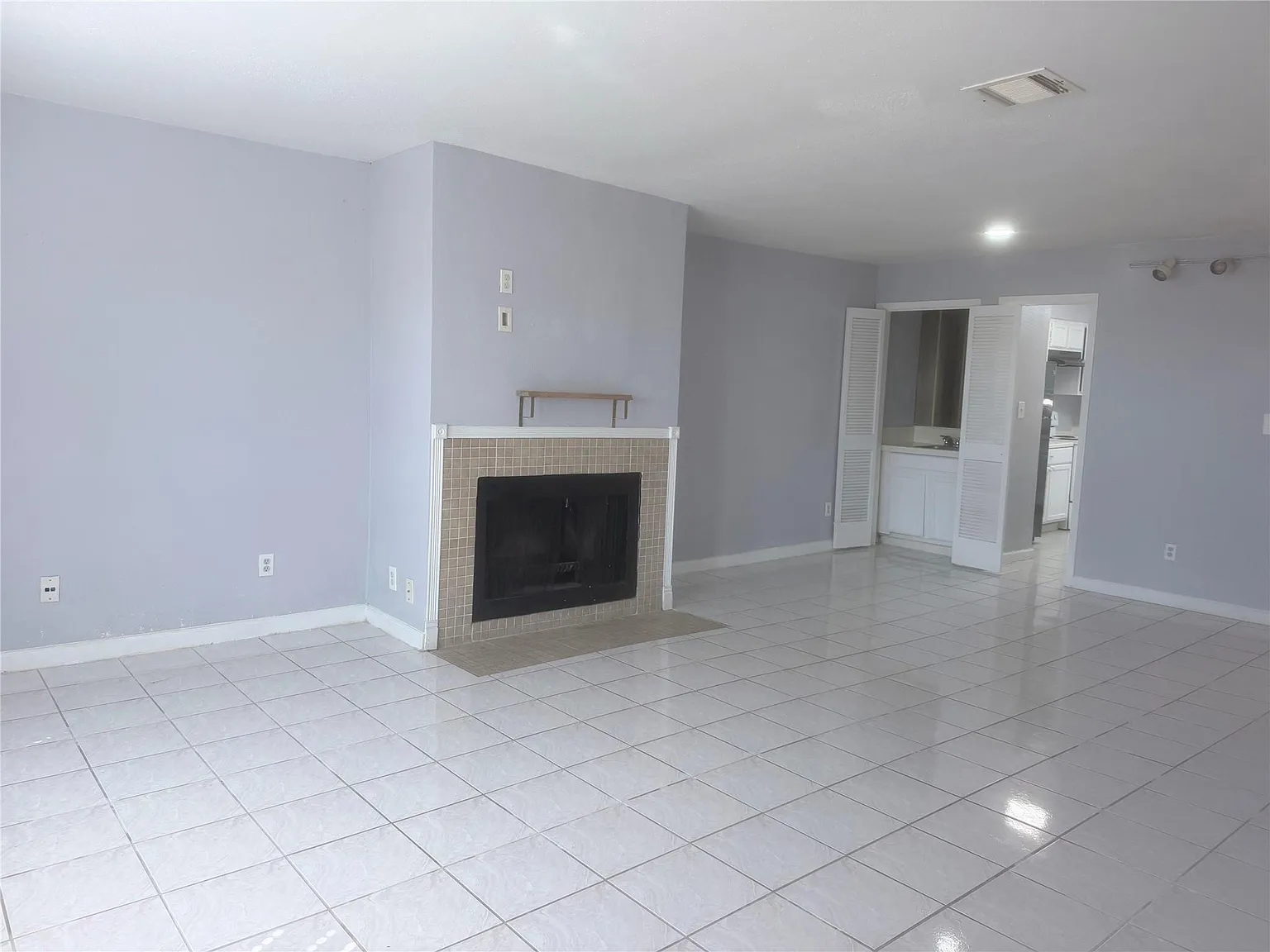 2 bed, 2.5 bath, 1406 sqft, $1,300 — Photo 1