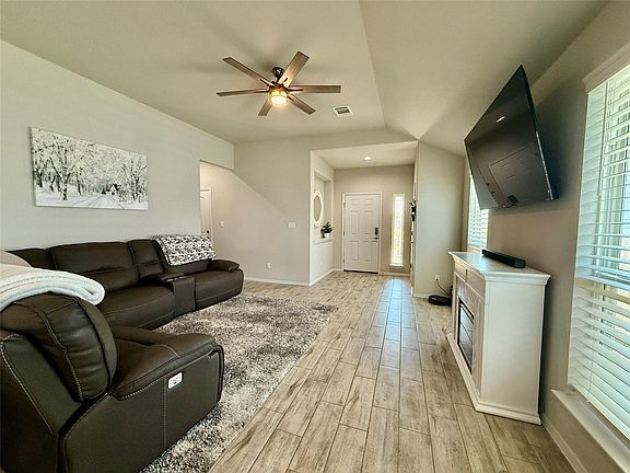 4th image of 144 Riverhill Dr