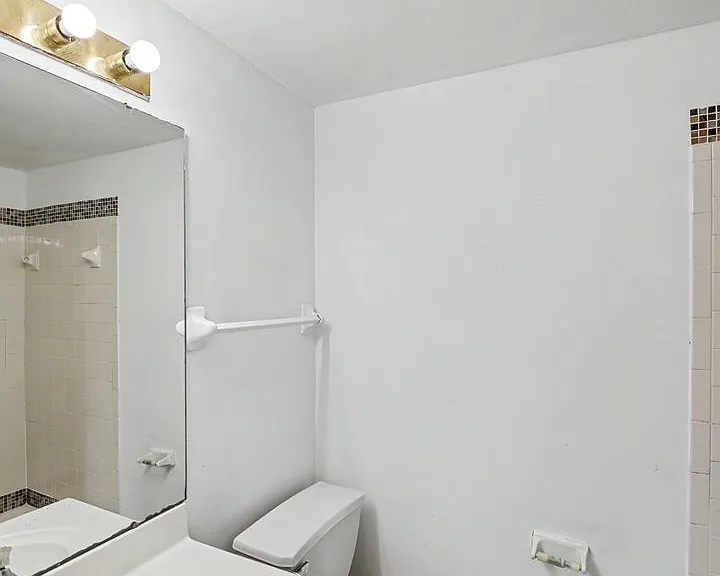 1624 Arlyn Cir #J — Photo 22