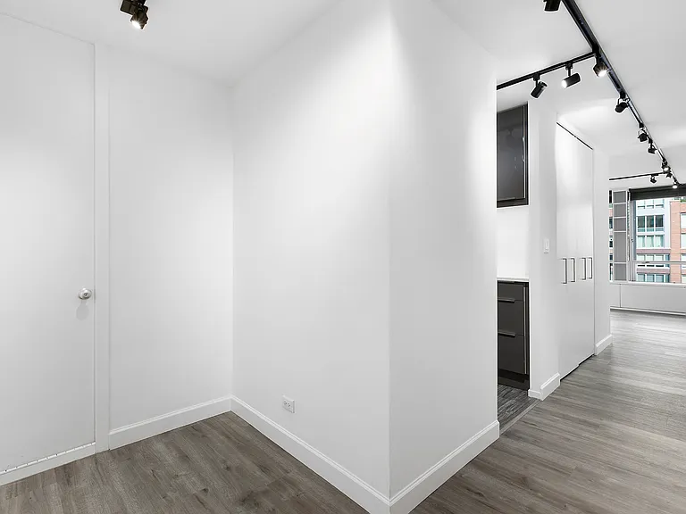 330 E 33rd St #4D — Photo 9
