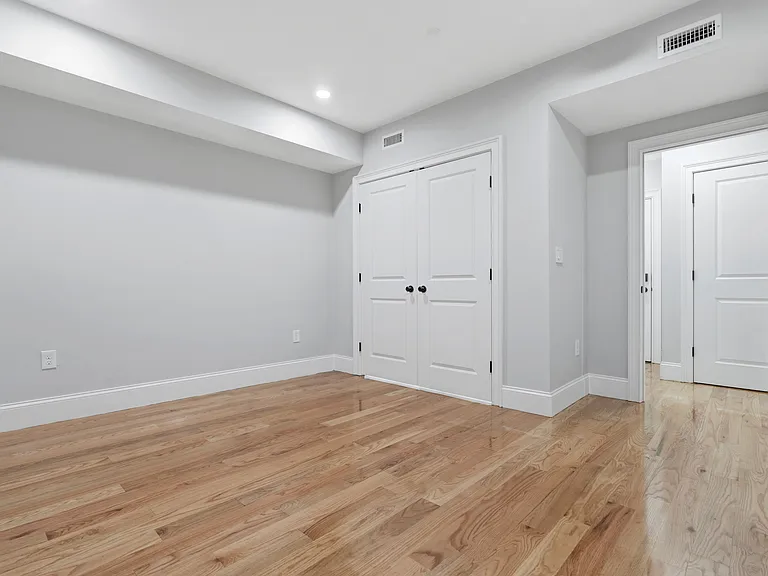160 W Broadway #202 — Photo 6