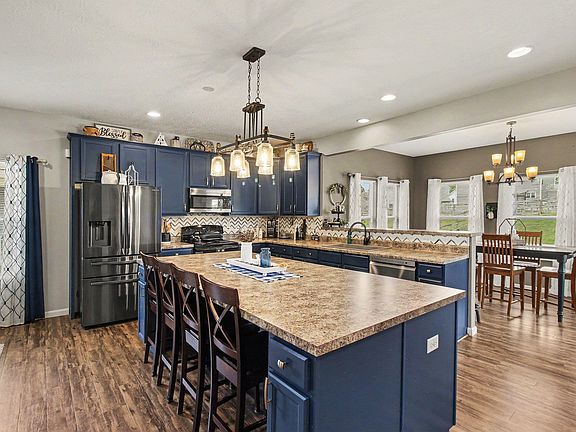 2nd image of 948 Willow Creek Dr