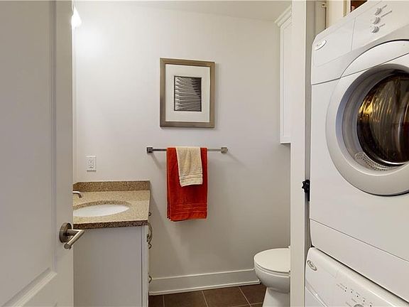 5th image of 1035 Bank St #1501