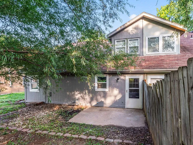 1322 N Harvey Dr — Photo 30