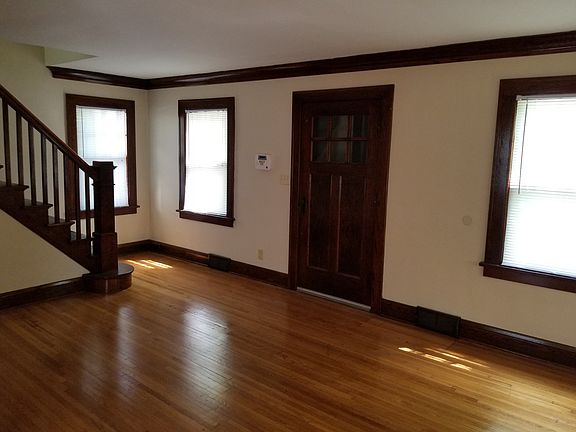 3rd image of 2735 Queen Ave N