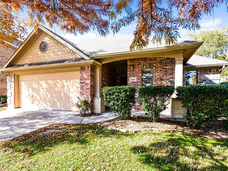 2224 Kingsdale Ct — Photo 3