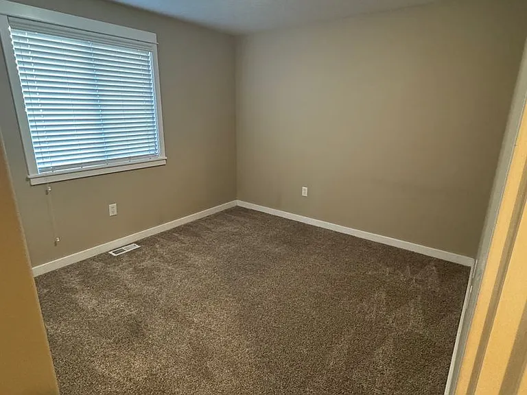 735 Trinity St NE — Photo 17