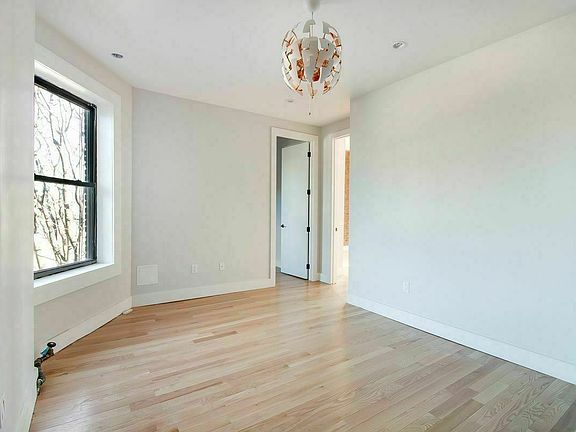 2nd image of 716 Jefferson Ave Room 5