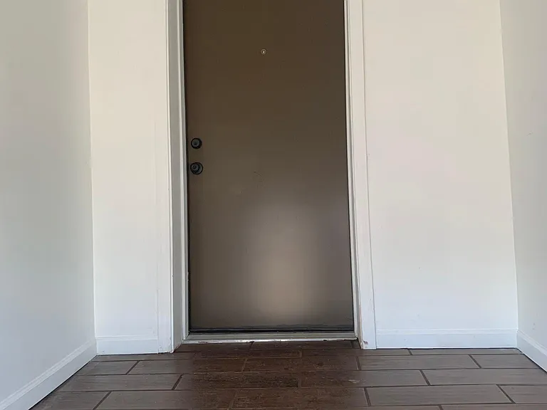 Private Entrance!