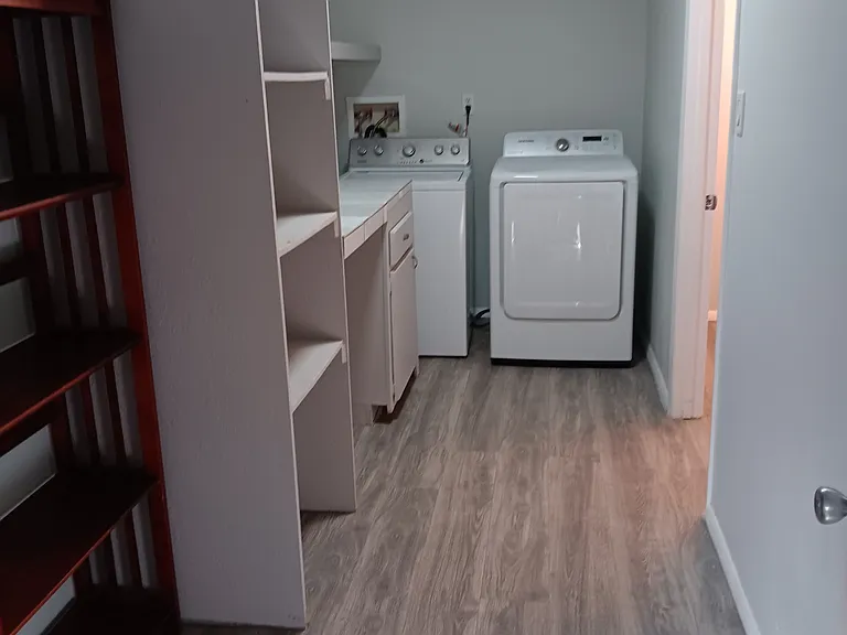 2714 Crestview Dr — Photo 5