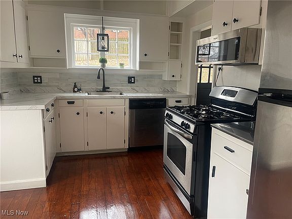 3rd image of 607 Hillcrest Ter