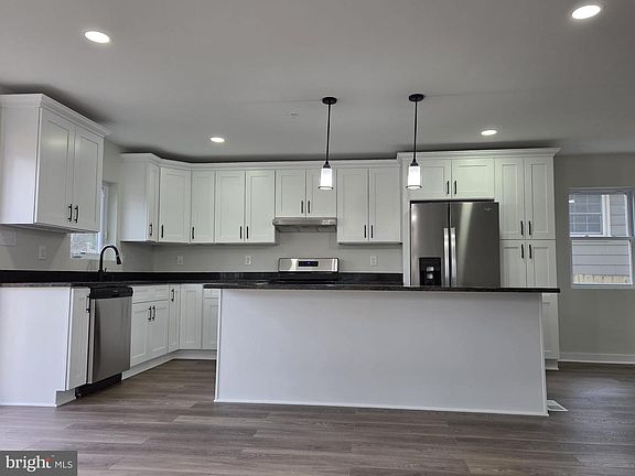 5th image of 4823 Lexington Ave