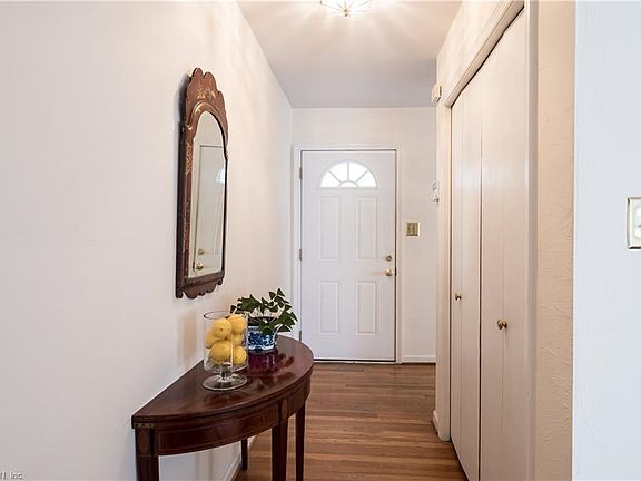 Foyer w/generous closet space