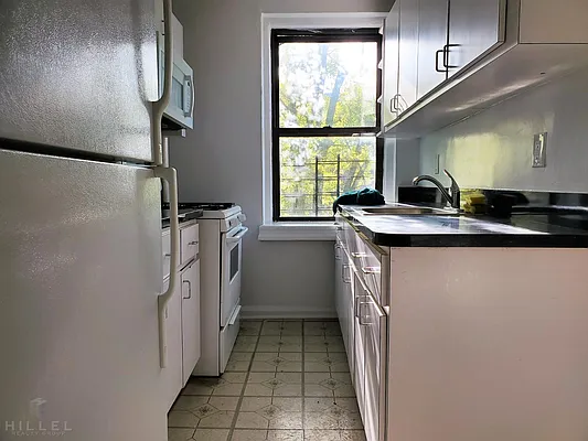 Rented by Hillel Realty Group | media 20