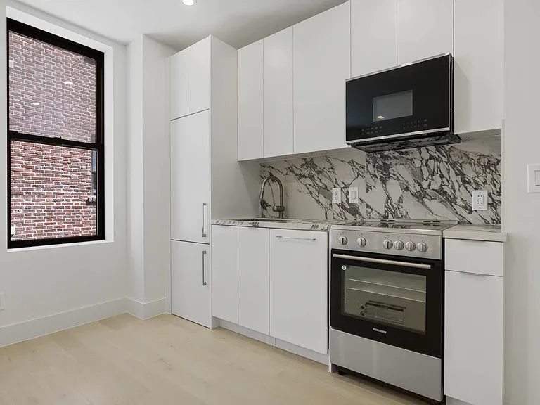 301 W 22nd St #38 — Photo 2