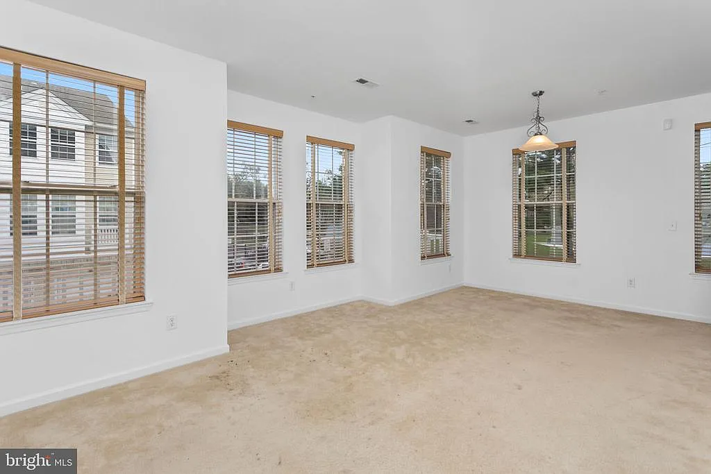 3 bed, 2.5 bath, 1932 sqft, $2,900 — Photo 3