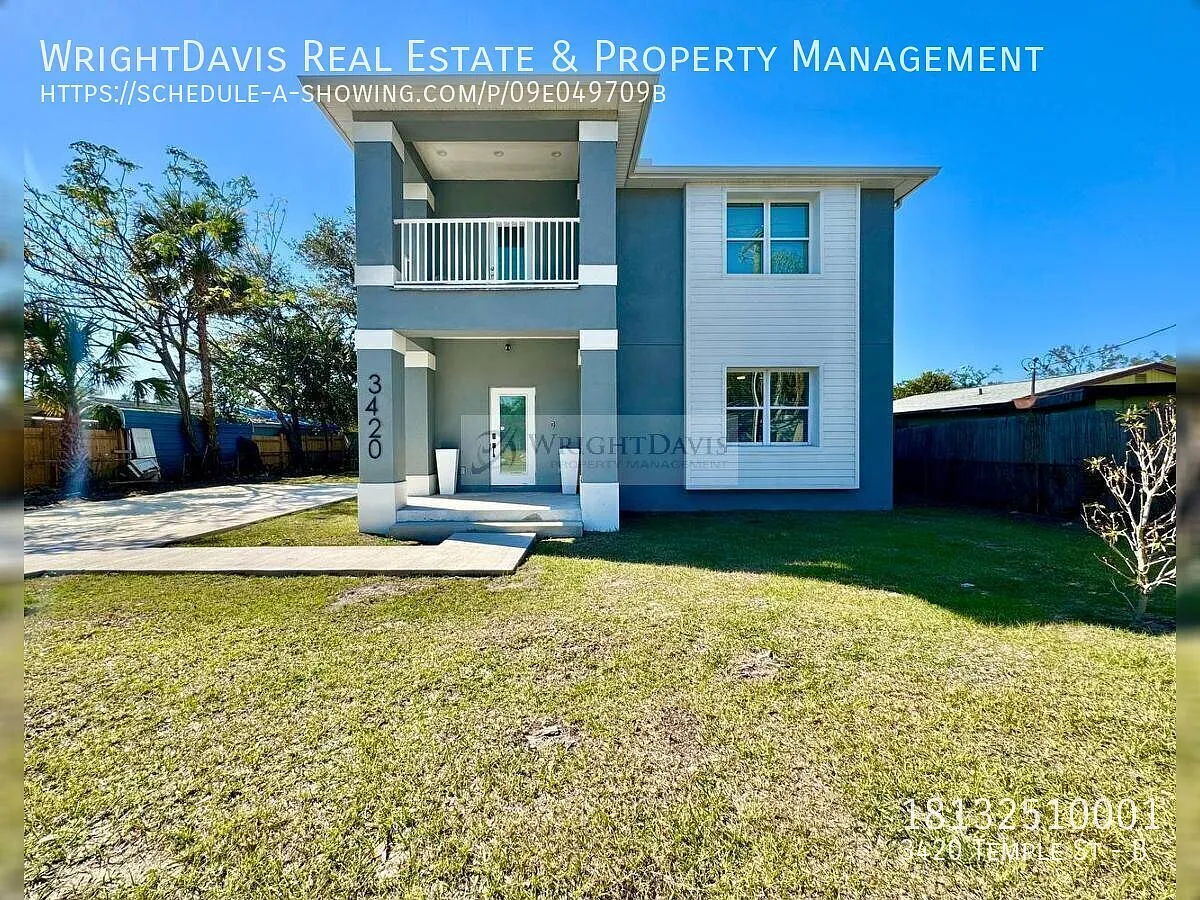 Beautiful 3BD/2BA Second-Floor Duplex with Modern Interior — Photo 1