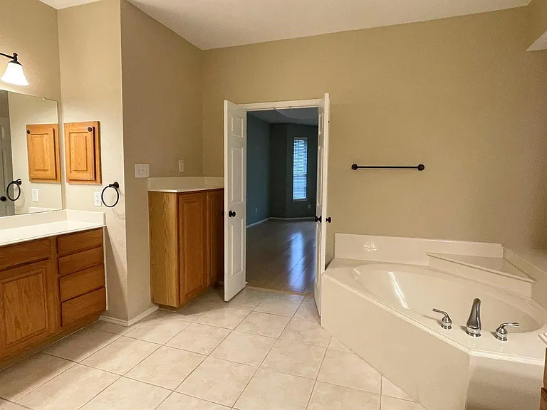 2712 Oakland Hills Dr — Photo 10