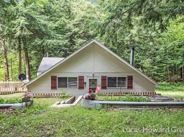 3141 N Lincoln Ave, White Cloud, MI 49349