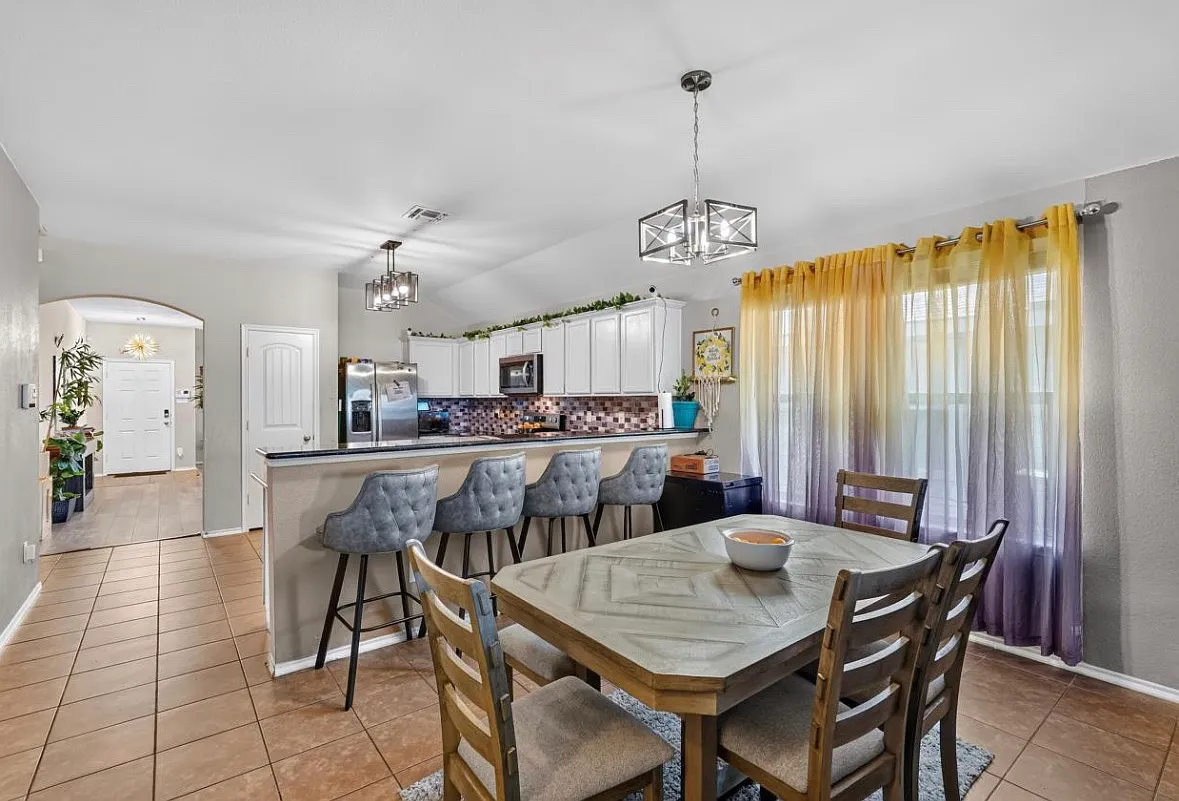 4 bed, 2169 sqft, $2,450 — Photo 4