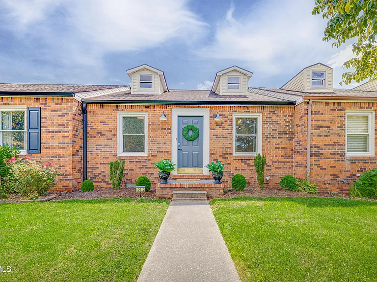 109 Mayfield Dr #2 — Photo 1