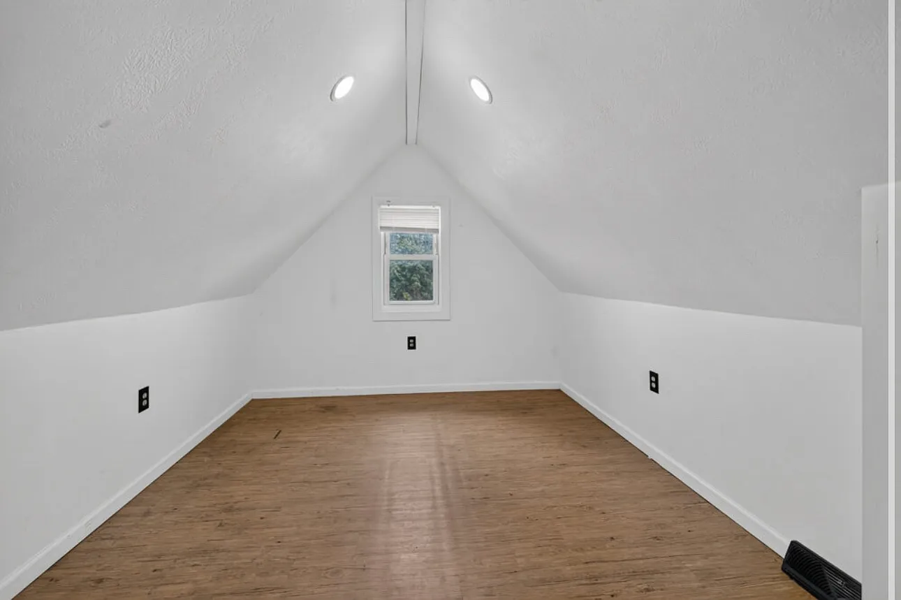 9 bed, 3.5 bath, 3000 sqft, $475 — Photo 4