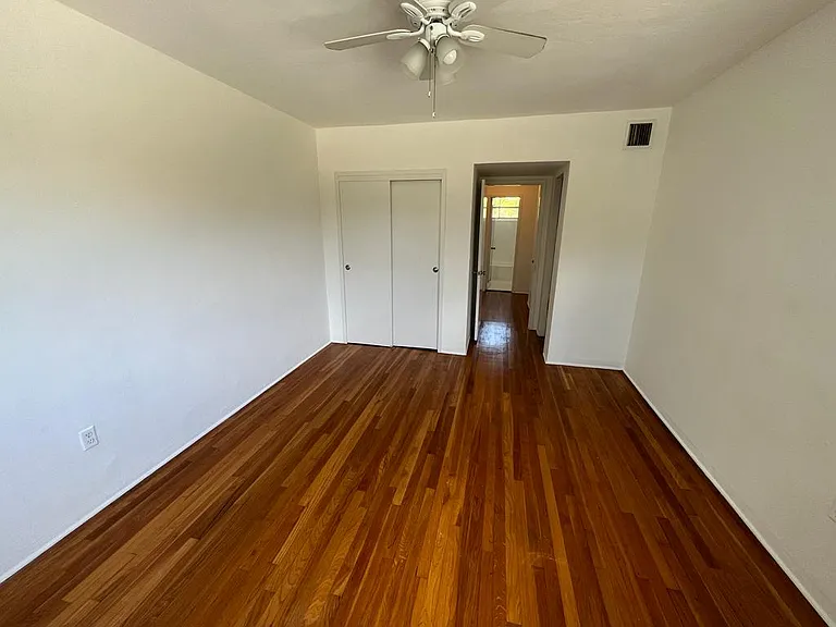 800 W 42nd St — Photo 11