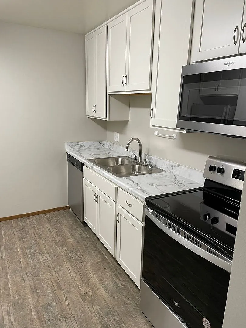 Executive East Apartments — Photo 4