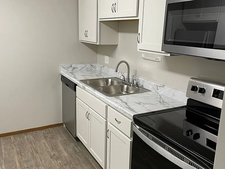 Executive East Apartments — Photo 4