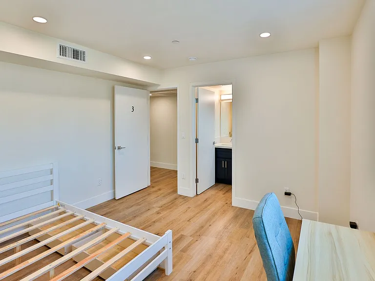 1164 W 37th Pl — Photo 31