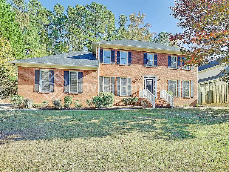 747 Edgewater Ln NW — Photo 1