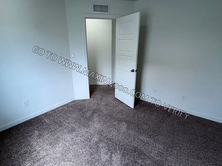 389 White River Dr — Photo 15