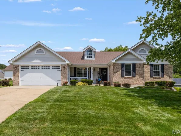 418 Fox Lair Dr, Saint Charles, MO 63303