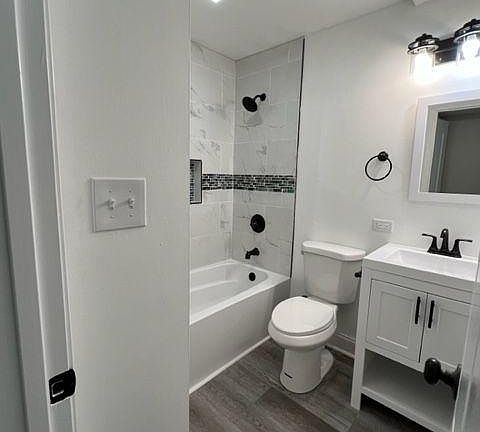 3rd image of 154 College Ave #1