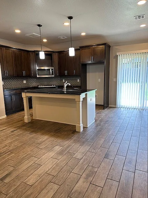 4 bed, 2.0 bath, 1954 sqft, $2,250 — Photo 3