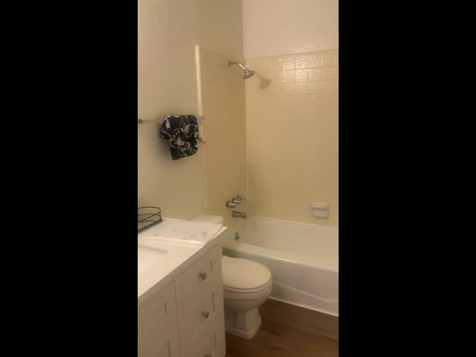 572 W 16th St — Photo 2