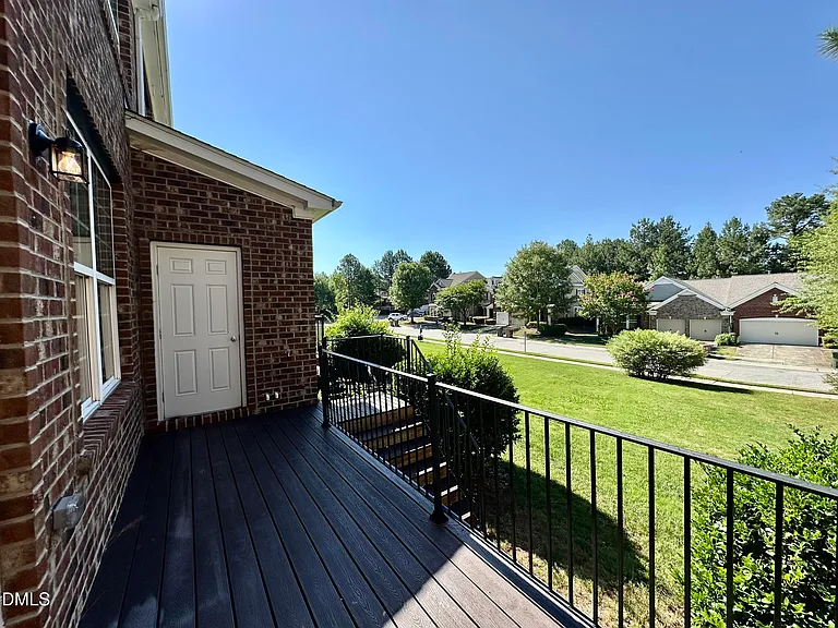 323 Longchamp Ln — Photo 35