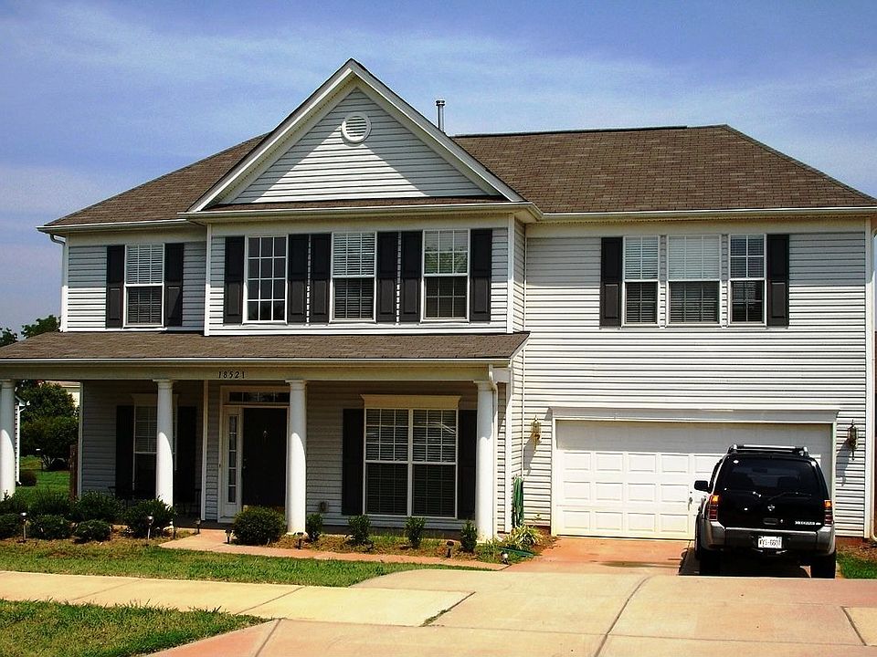 Front of Home - NICE Curb Appeal!