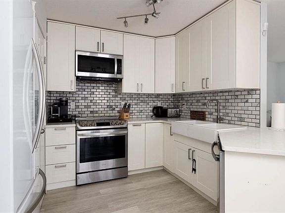 5th image of 136 N Parry Cres