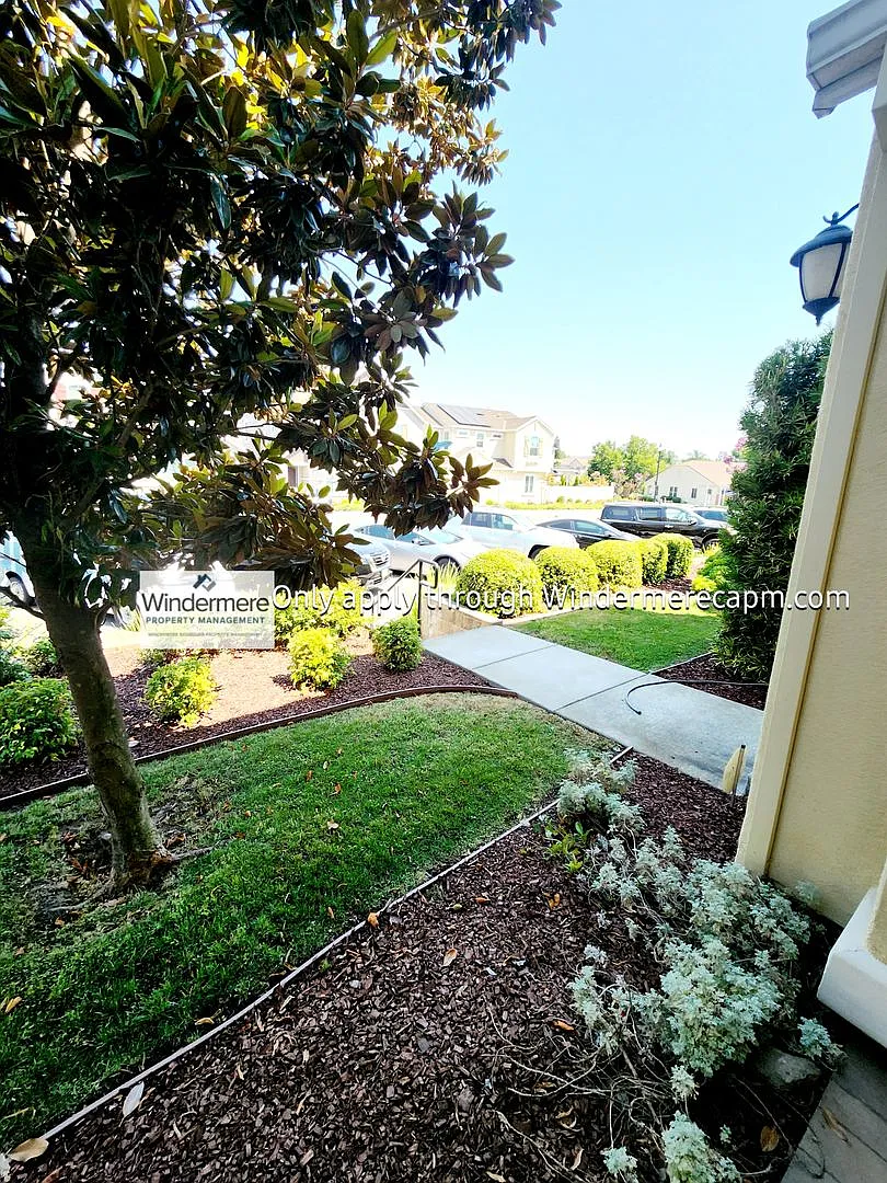 Gorgeous 3BR/3BA Roseville Rental Home — Photo 3