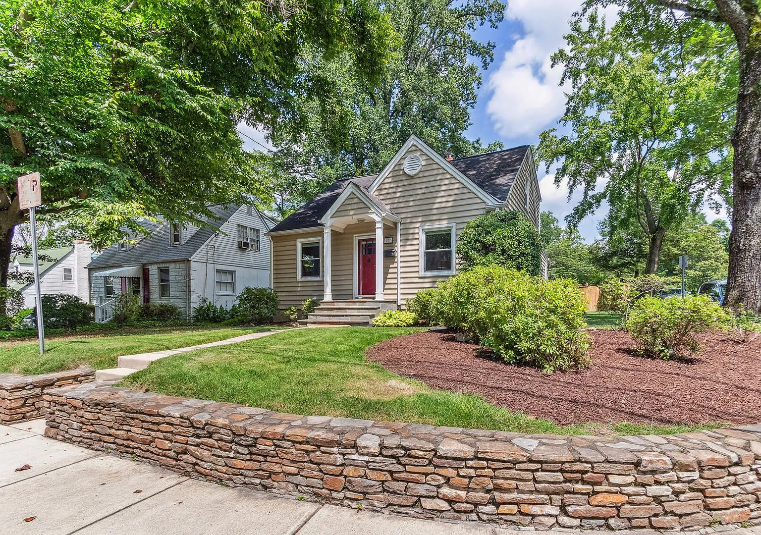 Cute Cape Cod Close to Forest Glen Metro w/huge backyard! — Photo 2