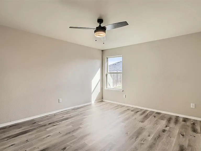 503 Hawthorn Dr — Photo 24