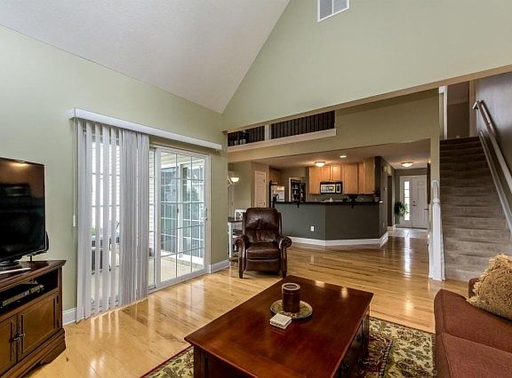 5th image of 587 Foxdale Pl