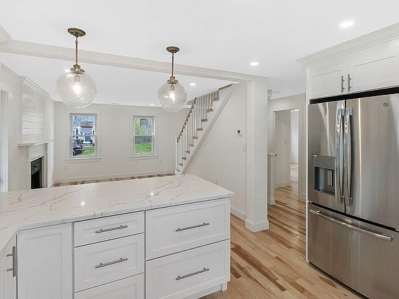 3rd image of 82 Lakeshore Dr