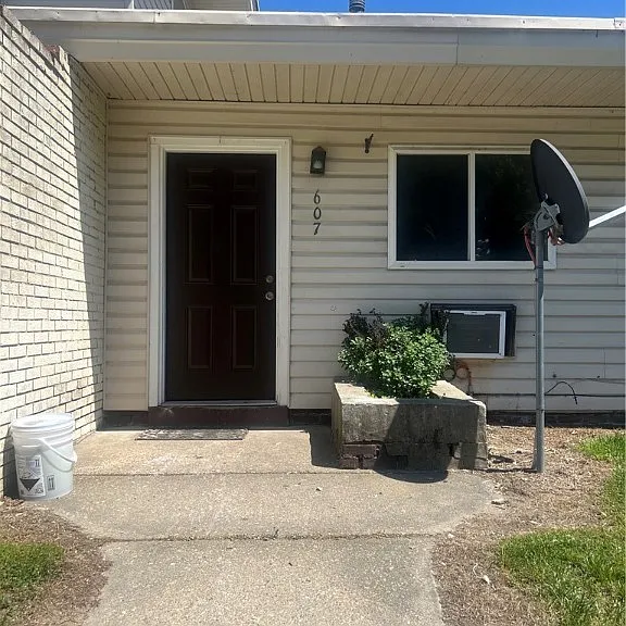 607 Monticello Dr — Photo 1