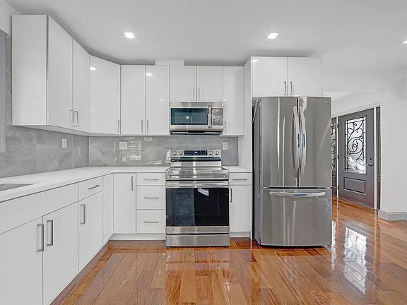3rd image of 21502 Hollis Ave