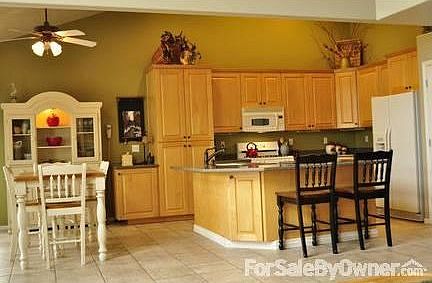 Kitchen/ Dinning : View from Great Room to the Kitchen