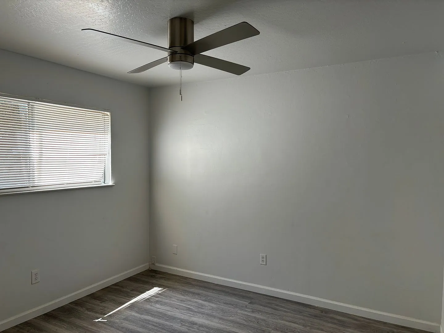 Ideal First Floor Unit! 2 Bedrooms, 1 Bathroom! Directly Across From Beautiful Lake Alhambra. Pri... — Photo 4