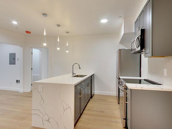 5th image of 842 Greenwich St #2