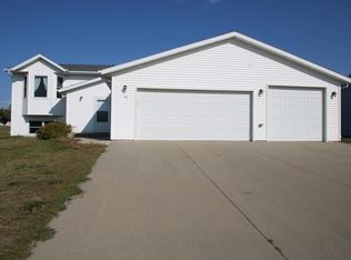 95 Weir Dr, Bismarck, ND 58504